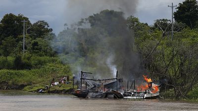 Le barche dei cercatori d'oro illegali bruciate dalle forze dell'ordine in Amazzonia 28.11.2021