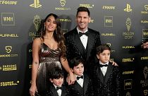 لیونل مسی و خانواده‌اش در مراسم جایزه توپ طلایی ۲۰۲۱