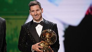 فوز النجم الأرجنتيني ليونيل ميسي بجائزة الكرة الذهبية للمرة السابعة خلال حفل في باريس، الإثنين 29 نوفمبر 2021