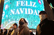 Des personnes portant des masques se promenant dans le centre de Barcelone, Espagne, 29 novembre 2021