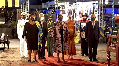 Bridgetown: Princ Charles rechts im Bild, die neue Volksheldin Rihanna in gold links daneben