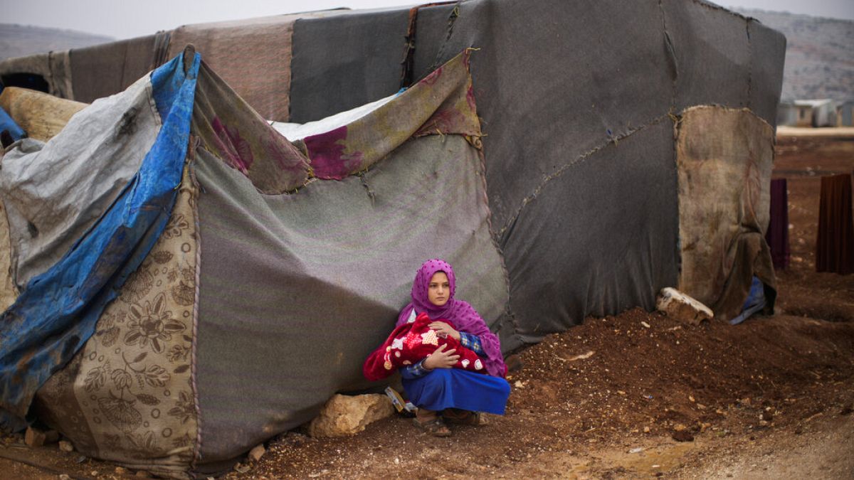  مخيم للاجئين للنازحين في سرمدا شمال مدينة إدلب السورية، الخميس 25 تشرين الثاني 2021