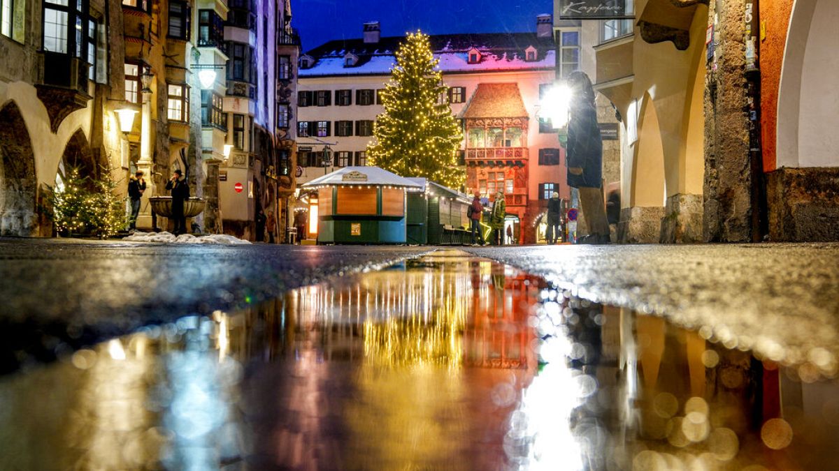 Ausztria a tíznapos lezárás alatt - az Innsbruck-i karácsonyi vásár fája is egyedül árválkodik a piactéren