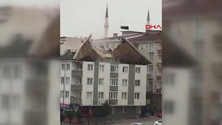 رياح عاتية في اسطنبول تتسبب بمقتل أربعة أضخاص على الأقل