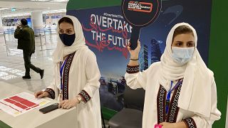 مضيفات سعوديات يستقبلن المشاركين في الفورمولا 1  في مطار الملك عبد العزيز الدولي بجدة، المملكة العربية السعودية.