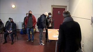 Бедных в Бельгии убеждают привиться и учат записываться на укол