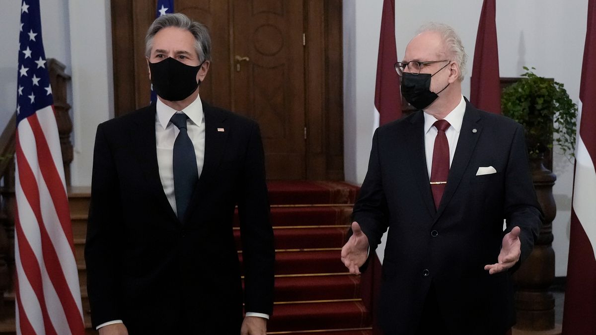 NATO Dışişleri Bakanları toplantısı için Letonya'nın başkenti Riga'ya gelen ABD Dışişleri Bakanı (sol), Letonya Devlet Başkanı Egils Levits'le görüştü