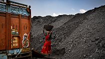 Un Indien ramasse du charbon dans l'Etat du Jharkhand le 24 septembre 2021