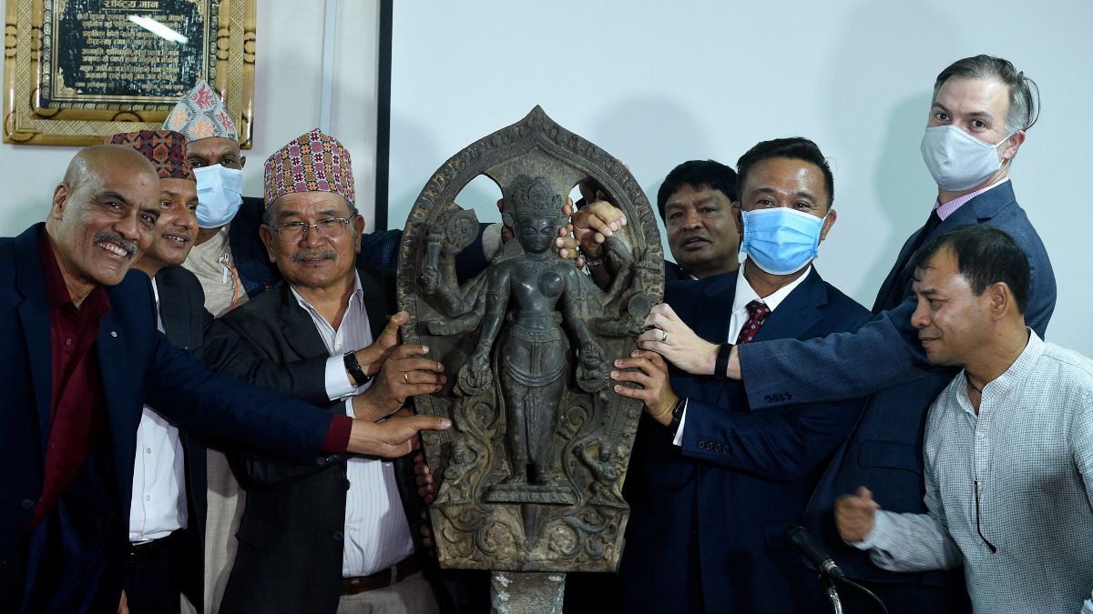 Autoridades nepalesas e norte-americanas mostram artefacto restituído em abril