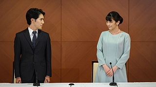 الأميرة اليابانية السابقة ماكو الابنة الكبرى لولي العهد أكيشينو وزوجها كي كومورو ، ينظران خلال مؤتمر صحفي لإعلان زواجهما في فندق في طوكيو، اليابان.