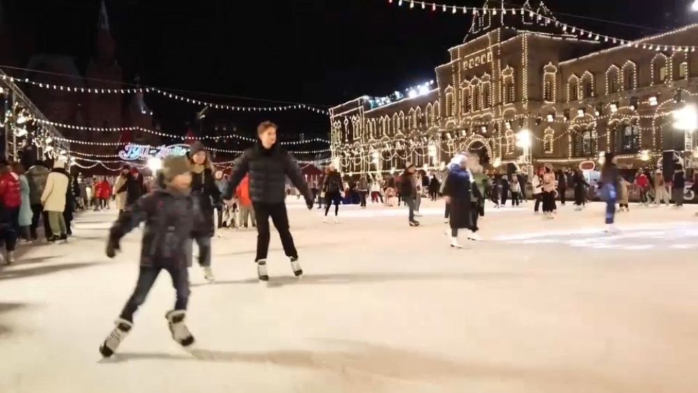 traditional-skating-in-moscow-while-the-bidens-unveil-the-white-house-christmas-decorations