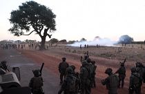 Einheimische Soldaten feuerten Tränengas auf die Blockierer, um sie auseinanderzutreiben