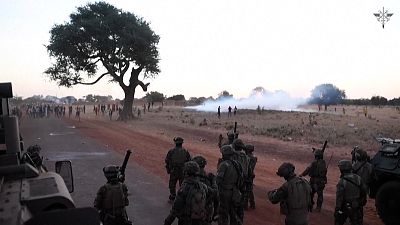 Einheimische Soldaten feuerten Tränengas auf die Blockierer, um sie auseinanderzutreiben