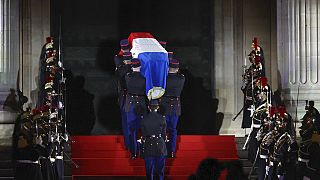 Der Sarg wurde von Uniformierten ins Panthéon getragen