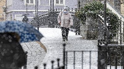 An diesem Montag - schneebedeckte Bürgersteige in Vilshofen in Bayern