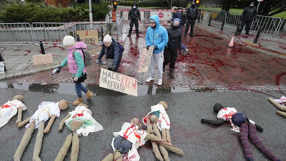 polish-women-protest-attempts-to-further-restrict-abortion