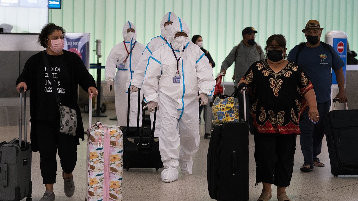 Экипаж рейса Air China в защитных костюмах в аэропорту Лос-Анджелеса