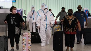 Экипаж рейса Air China в защитных костюмах в аэропорту Лос-Анджелеса