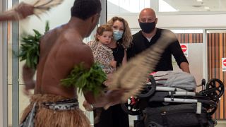 Bailarines tradicionales reciben a los turistas coincidiendo con la reapertura de fronteras de Fiji