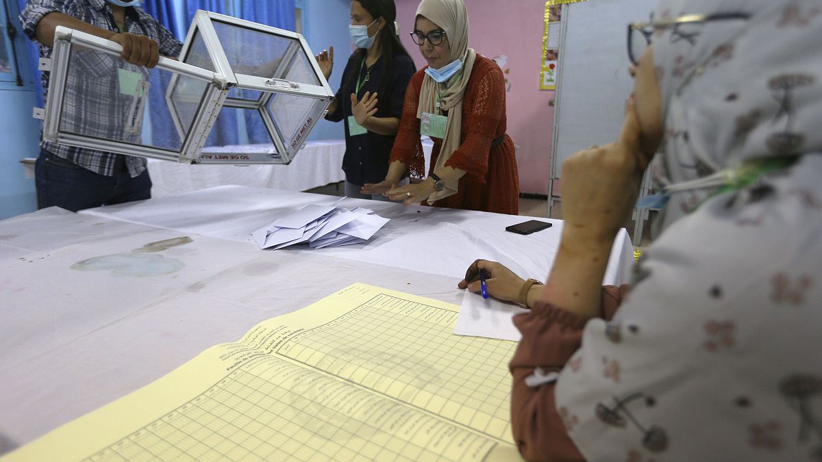 فرز الأصوات بعد إغلاق مراكز الاقتراع في أول انتخابات تشريعية في الجزائر. 2021/06/12