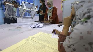 فرز الأصوات بعد إغلاق مراكز الاقتراع في أول انتخابات تشريعية في الجزائر. 2021/06/12