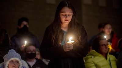Ученики школы в Оксфорде на ночном бдении в память об убитых и раненых в результате стрельбы, 30 ноября 2021 г.