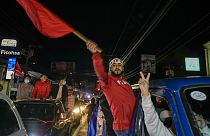Οπαδός της Αριστεράς πανηγυρίζει τη νίκη της Σιομάρα Κάστρο στις προεδρικές εκλογές στην Ονδούρα