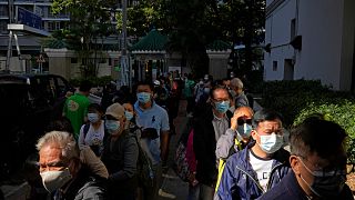 Hong Kong'da Covid-19 aşısı olmak için sırada bekleyen vatandaşlar