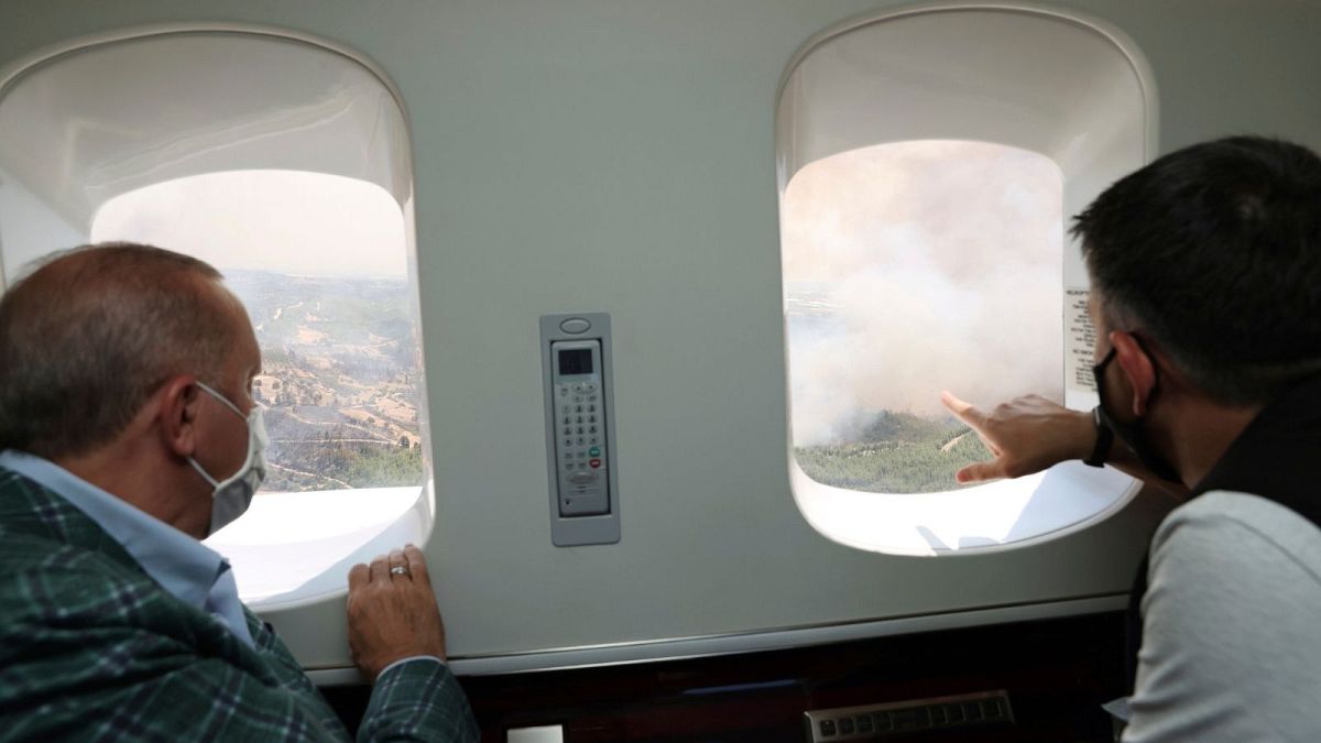 رجب طیب اردوغان در حال بازدید هوایی از آتش‌سوزی ژوئیه ۲۰۲۱ در آنتالیا