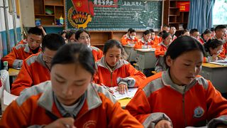 Tibet'in başkenti Lhasa'da Çince öğrenen öğrenciler 