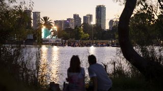 La gente ve una película en el lago para botes del parque HaYarkon en Tel Aviv, Israel, el 20 de agosto de 2020.