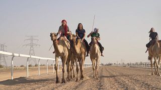 Le donne che fanno la storia correndo con i cammelli a Dubai