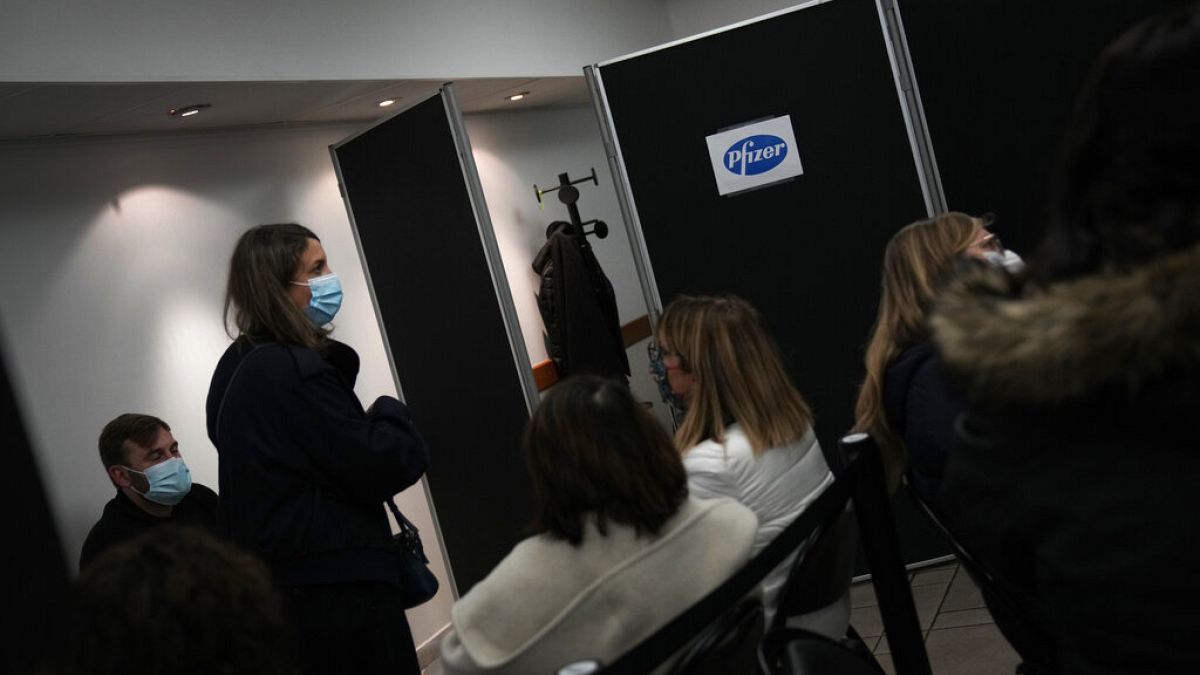 Ein gur gefülltes Wartezimmer in einem Impfzentrum in Boulogne Billancourt bei Paris an diesem Mittwoch