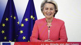 Ursula von der Leyen pede debate sobre vacinação obrigatória na UE
