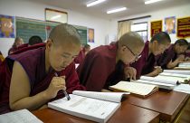 رهبان بوذيون في التبت يحضرون درسا في تعلم اللغة الصينية