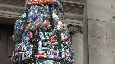 افزایش آگاهی درباره تولید زباله؛ از درخت کریسمس آشغالی در لندن رونمایی شد