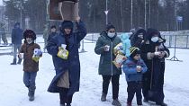 مهاجرون على الحدود بين بولندا وبيلاروس ينتظرون السماح بإدخالهم