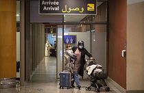 مسافرة تصل إلى المغرب قبل تعليق الرحلات، بمطار الرباط، المغرب، الاثنين 29 نوفمبر 2021.