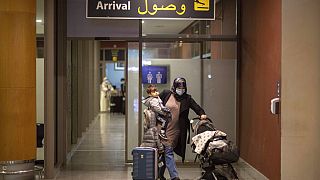 مسافرة تصل إلى المغرب قبل تعليق الرحلات، بمطار الرباط، المغرب، الاثنين 29 نوفمبر 2021.