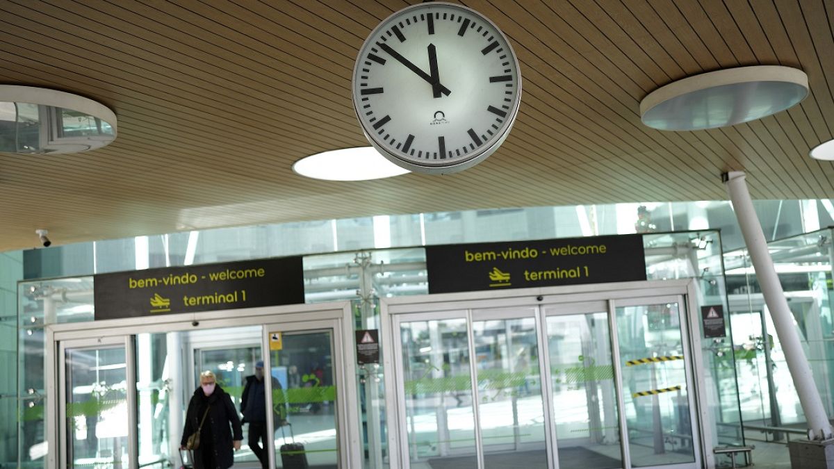 Menschen verlassen den Flughafen Lissabon: Die Reiseregeln wurde deutlich verschärft