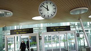 Menschen verlassen den Flughafen Lissabon: Die Reiseregeln wurde deutlich verschärft