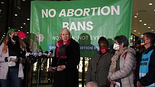 Jennifer Welch, az illinois-i Planned Parenthood  elnöke beszél egy abortuszpárti tüntetésen december elsején