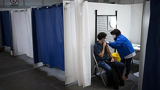 Un homme reçoit une dose de vaccin Pfizer à Marseille, dans le sud de la France, mercredi 1er décembre 2021
