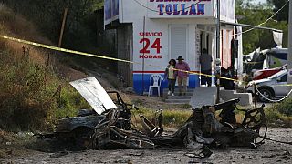 Uno de los coches bomba que ardieron durante la evasión de nueve presos de la prisión de Tula, México