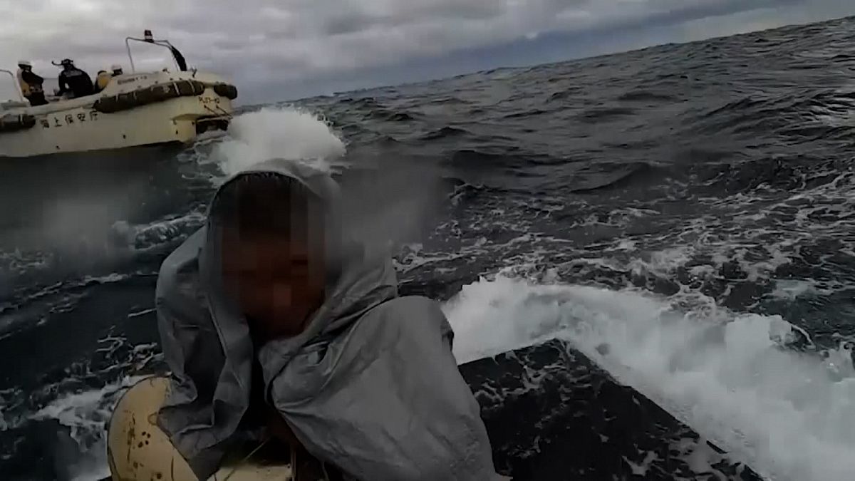 تصاویری از نجات مرد ژاپنی که قایقش واژگون شده بود