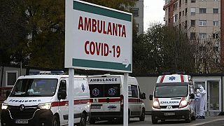 Krankenwagen und medizinisches Personal am Eingang der Universitätsklinik für Infektionskrankheiten in Skopje.