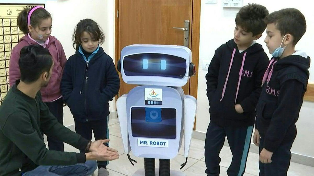 روبوت تعليمي يتفاعل مع الطلاب في غزة