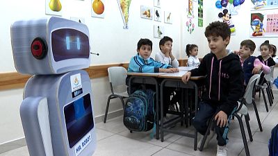 Un robot de fabricación palestina interactúa con los alumnos de una escuela de Gaza