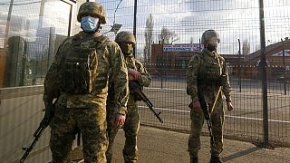 Ukrayna'nın doğu sınırındaki Luhansk güvenlik noktasındkai askerler