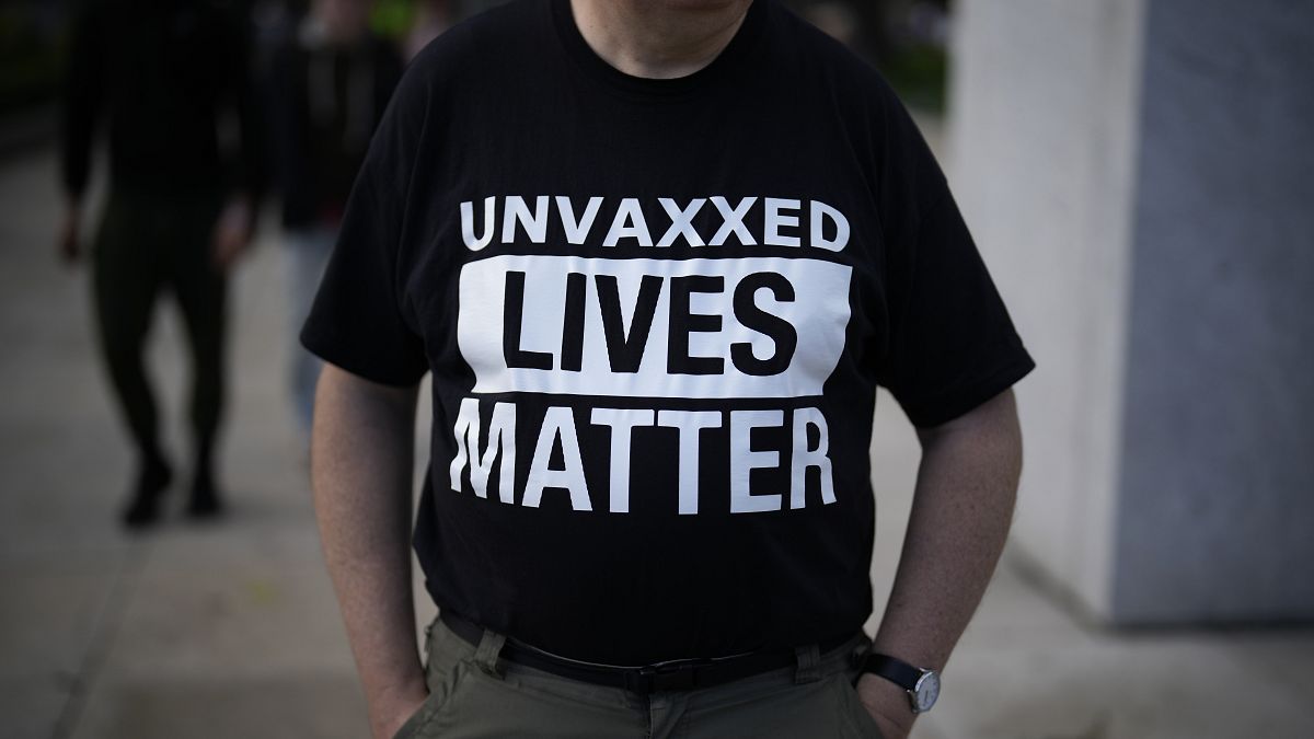 Участник акции протеста (надпись на футболке: "Невакцинированные жизни имеют значение". Лондон, Великобритания